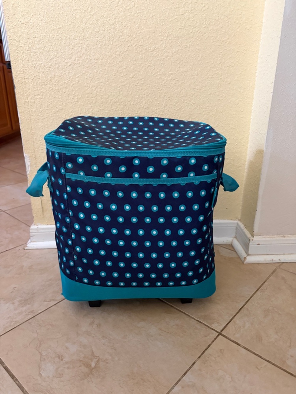 Arctic Zone 50 can rolling cooler Blue Polka Dot with Teal Trim - Picture 5 of 10